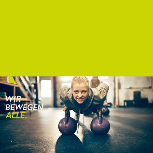 Frau trainiert mit zwei Kettlebells im Fitnessstudio Active Bad Laasphe und lacht während einer Liegestütze in die Kamera. Daneben steht in Großbuchstaben "Wir. Bewegen. Alle."