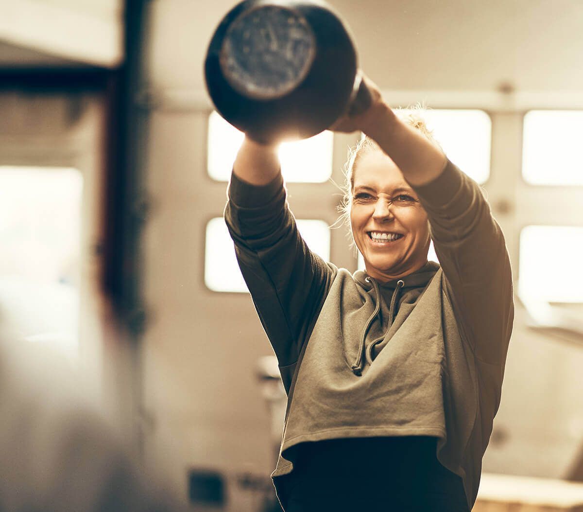 Frau trainiert mit einer Kettlebell im Fitnessstudio Active Bad Laasphe